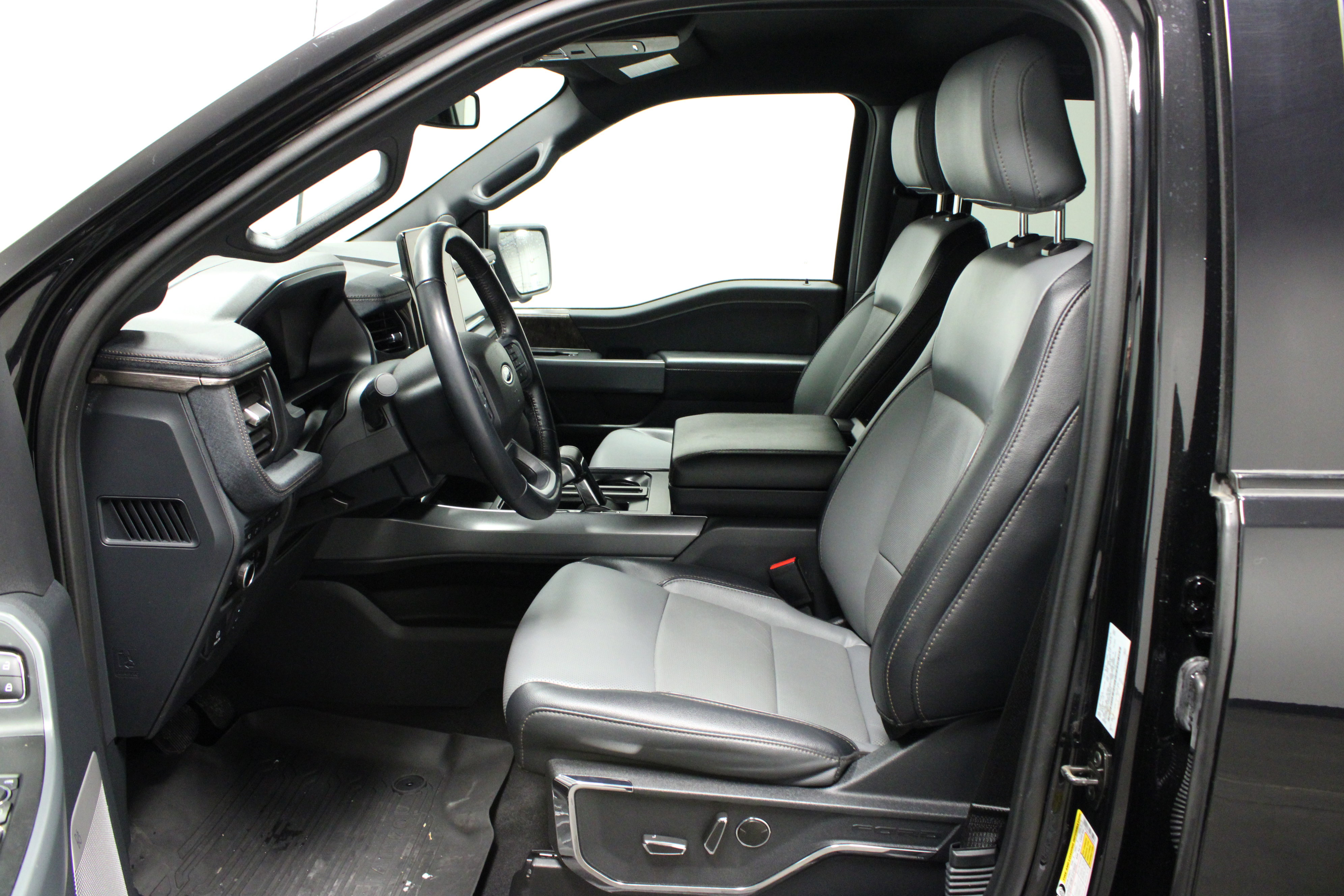 Used 2023 Ford F150 Lightning Lariat image 13