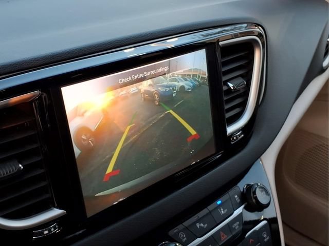 Used 2023 Chrysler Pacifica Touring-L FWD image 10