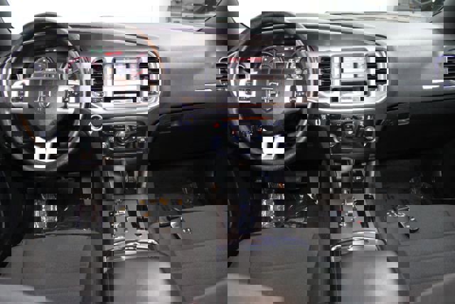 Used 2013 Dodge Charger SE image 2