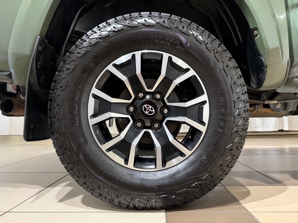 Used 2021 Toyota Tacoma TRD Sport w/ TRD Premium Sport Package AWD/4WD image 9