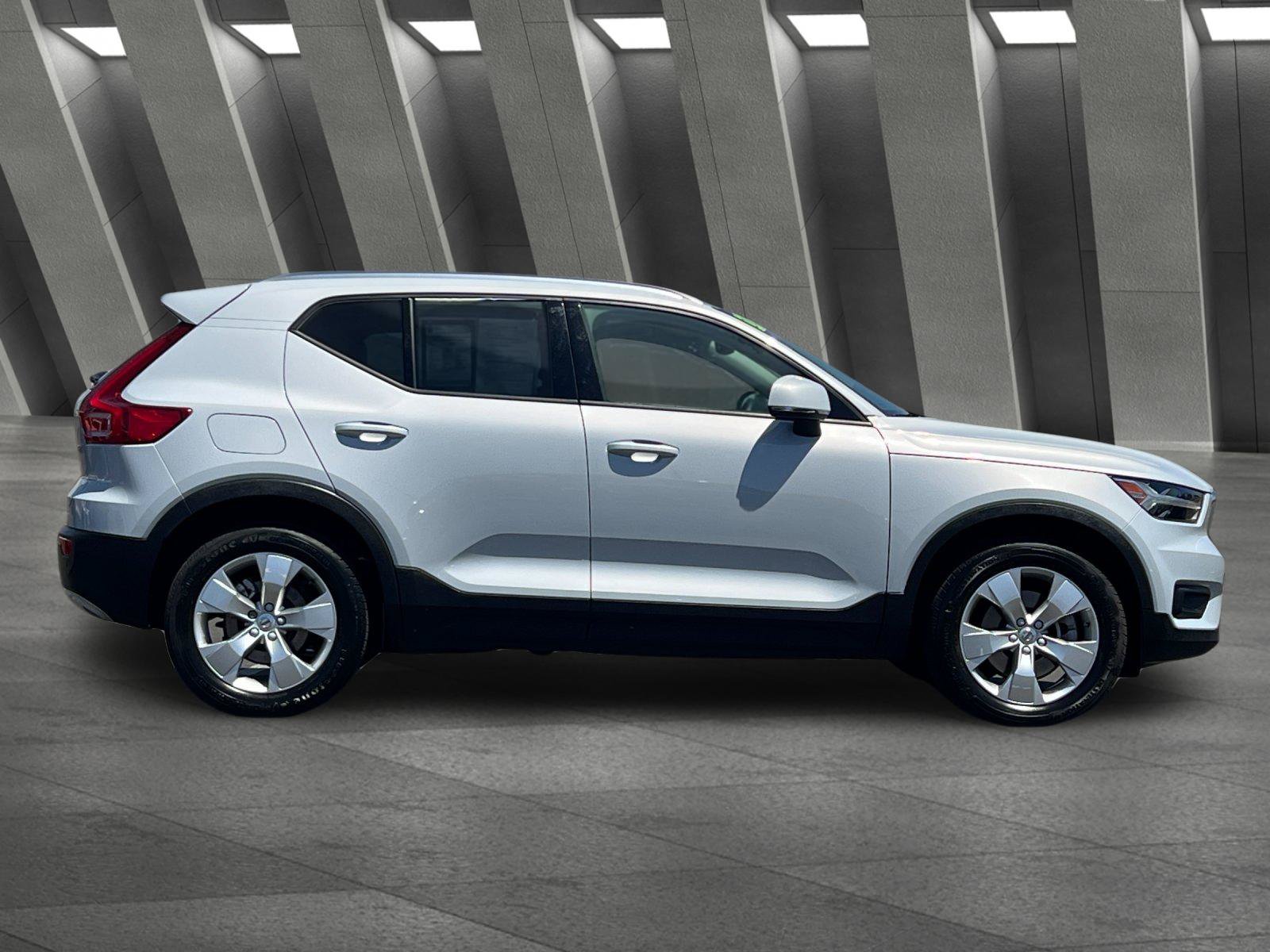 Used 2021 Volvo XC40 T5 Momentum AWD/4WD image 3