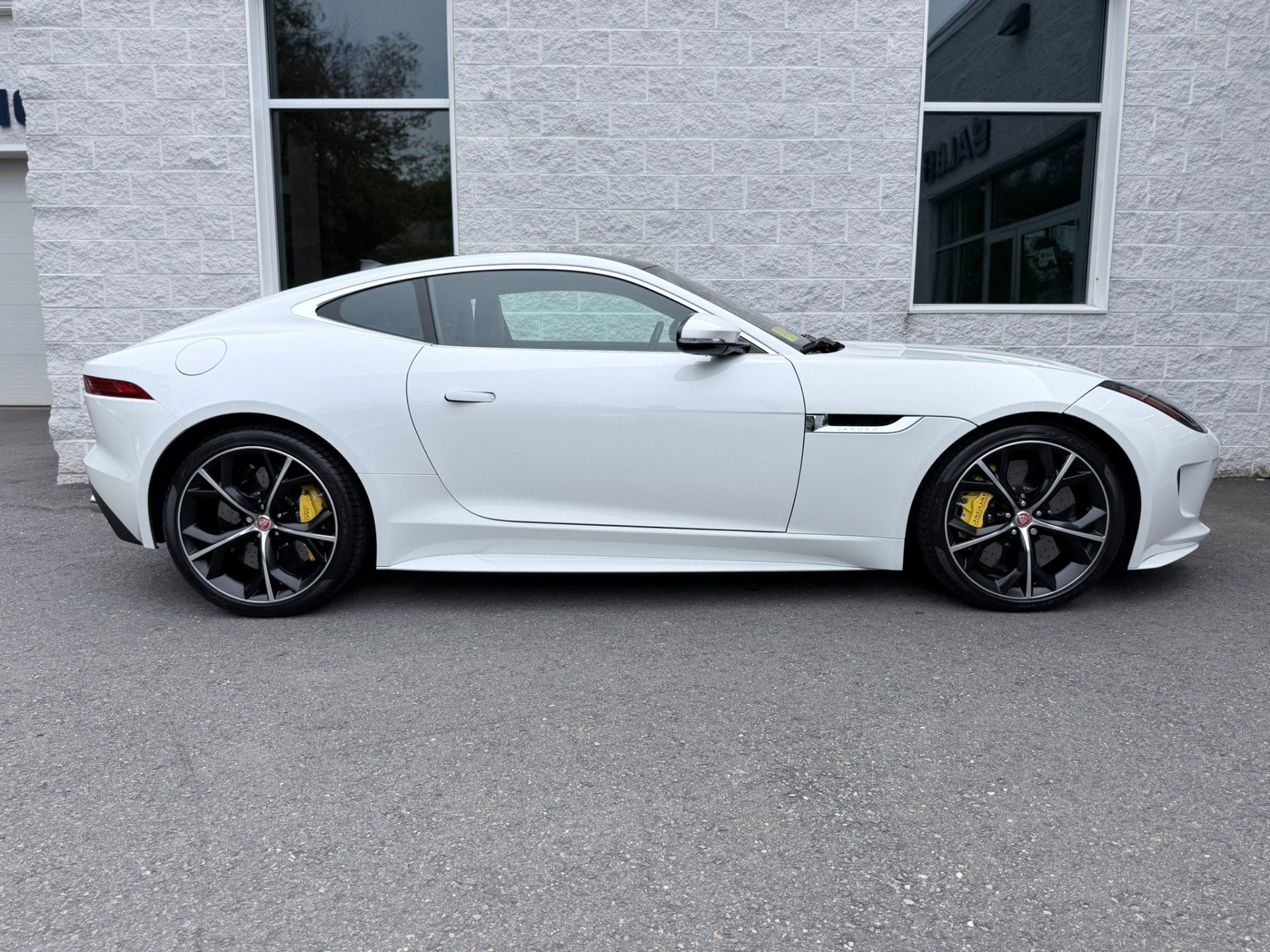 Used 2017 Jaguar F-TYPE R AWD/4WD image 32
