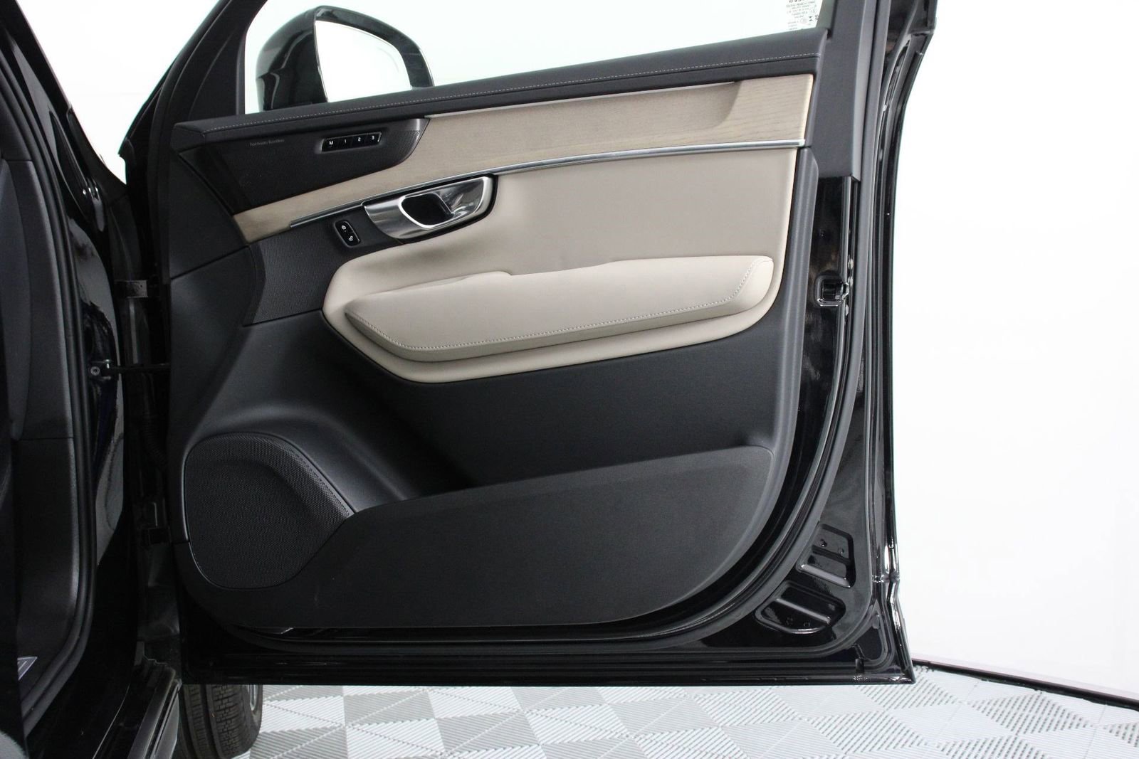 Certified 2025 Volvo XC90 B6 Ultra image 21