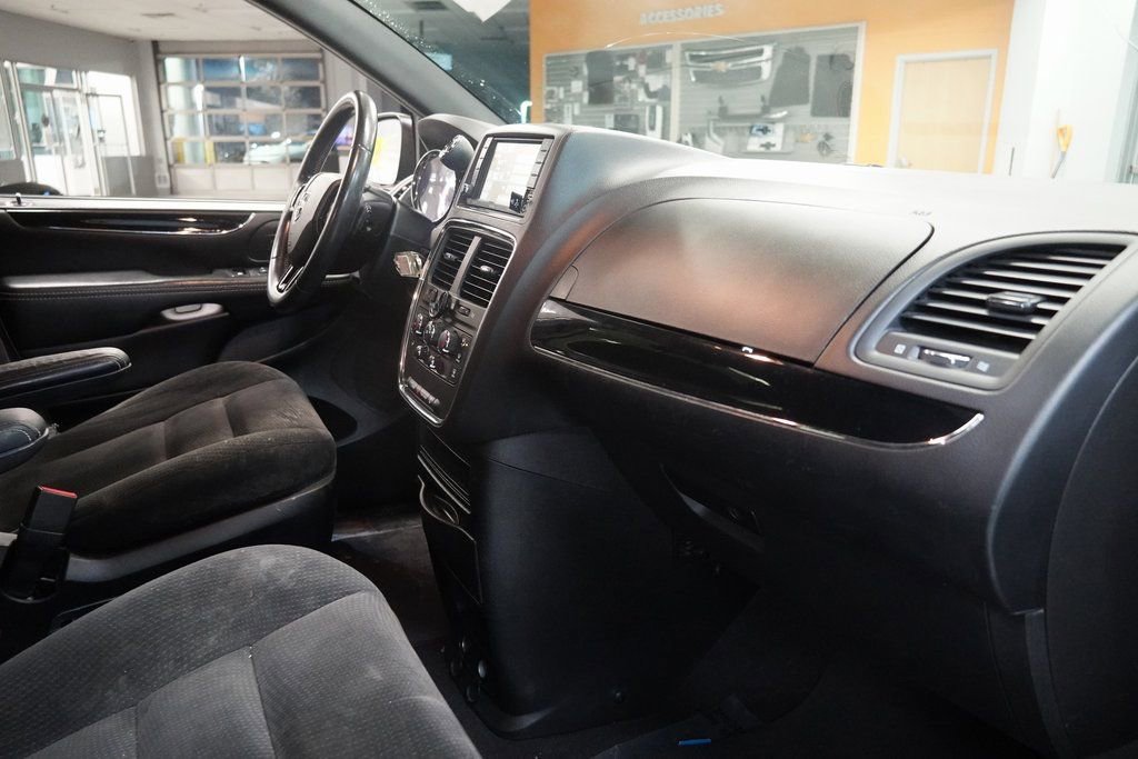 Used 2017 Dodge Grand Caravan SE image 27