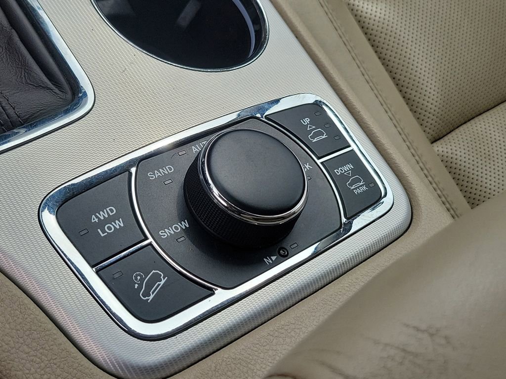 Used 2020 Jeep Grand Cherokee Overland w/ Interior Metal Package AWD/4WD image 31