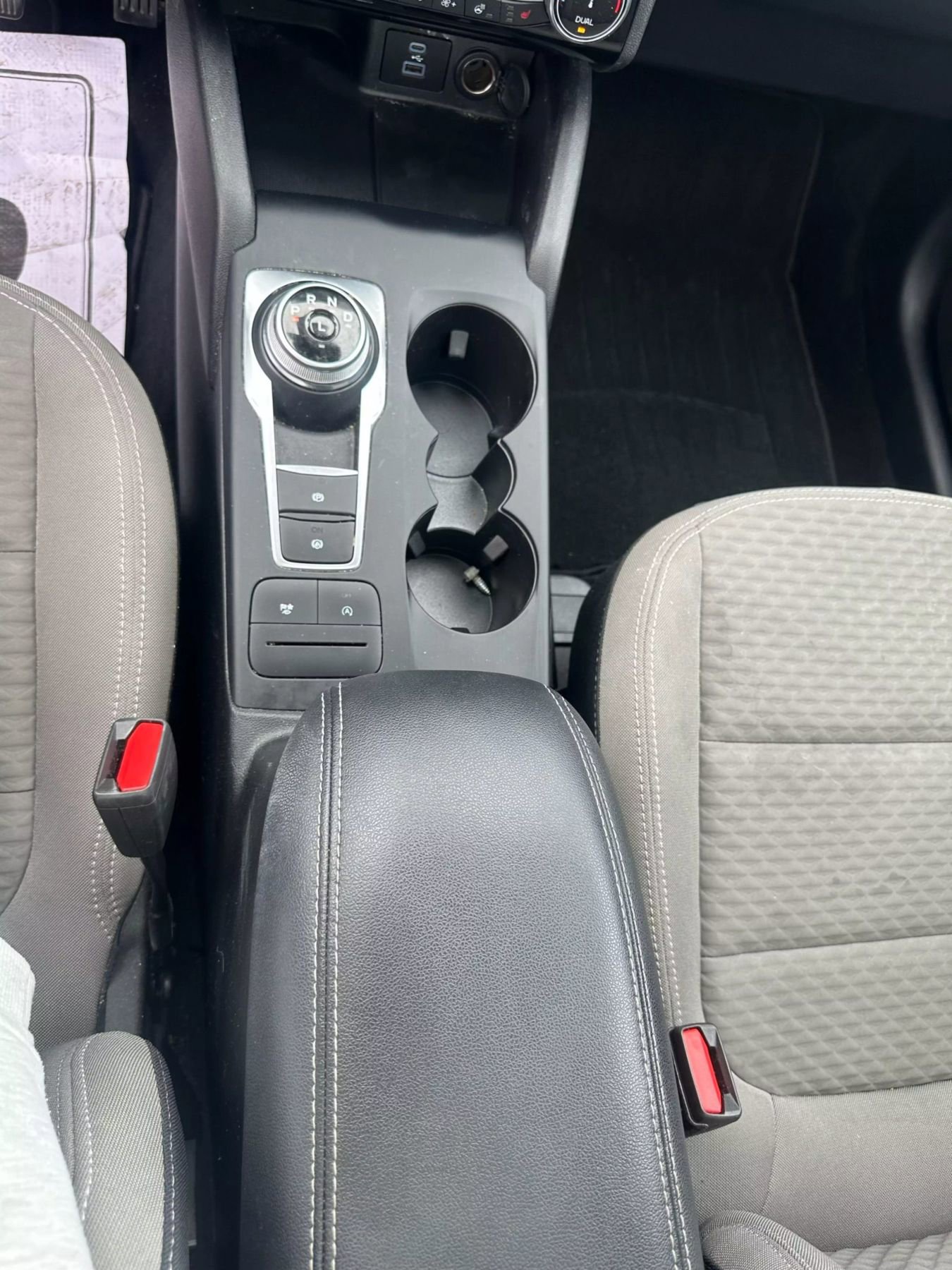 Used 2022 Ford Escape SE w/ SE Sport Appearance Package image 18
