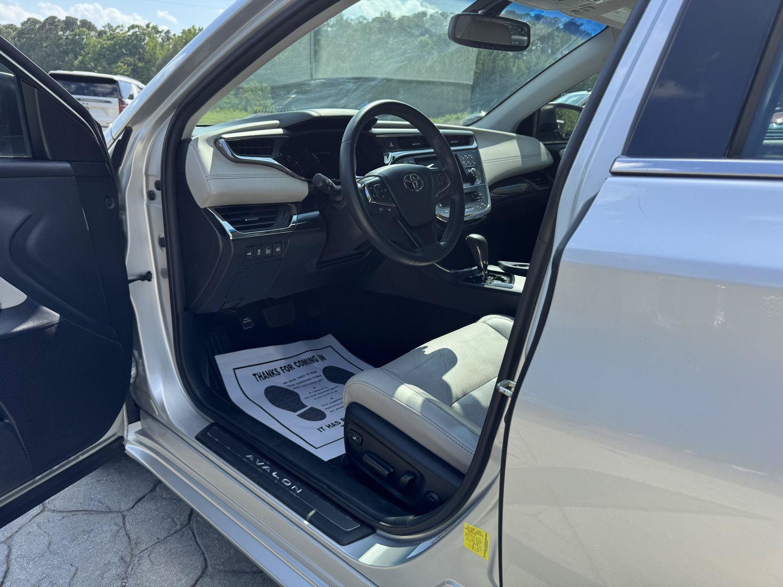 Used 2014 Toyota Avalon Limited w/ Technology Package FWD image 2