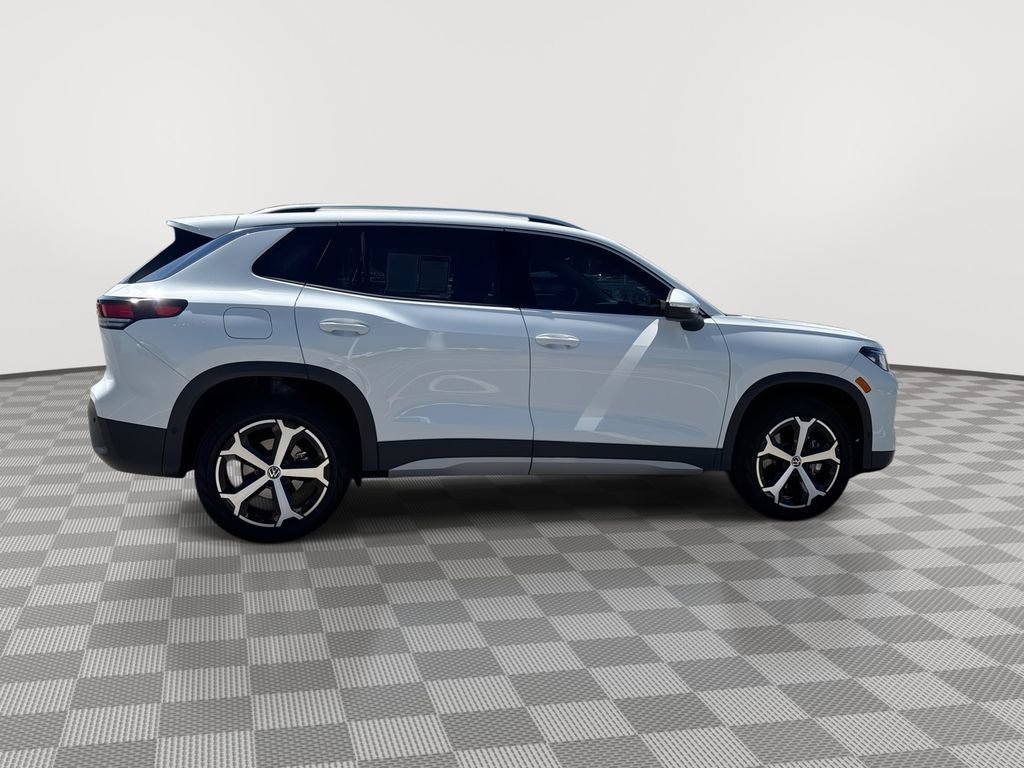 Used 2025 Volkswagen Tiguan SE AWD/4WD image 12