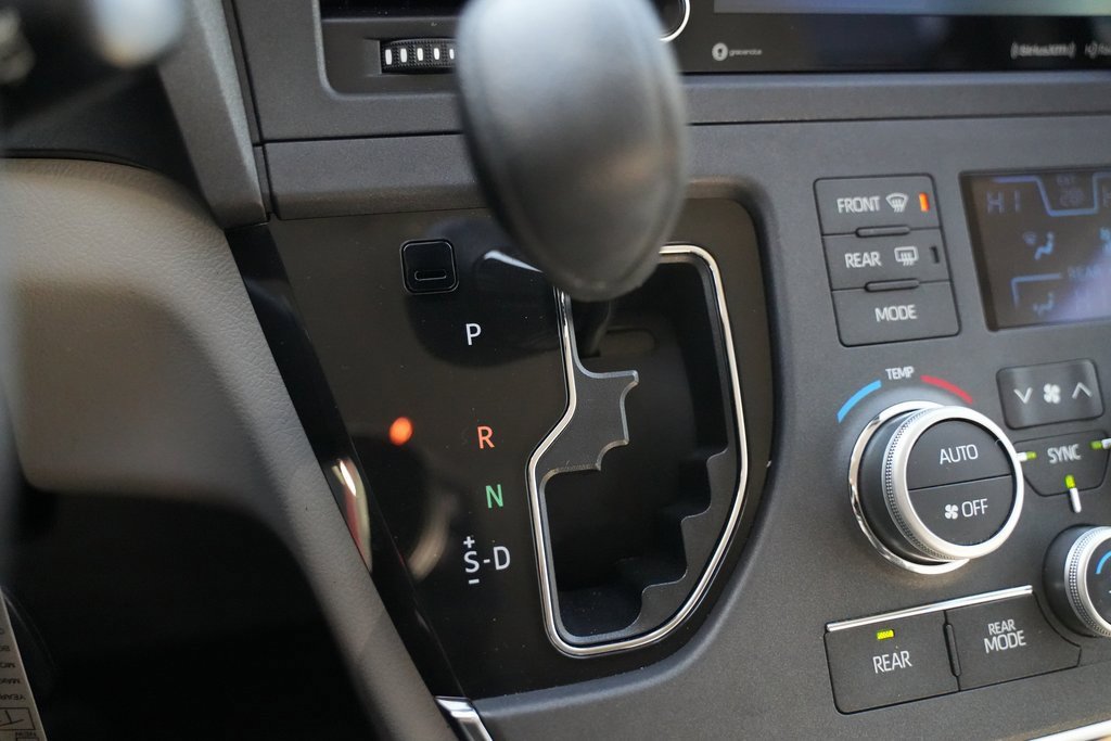 Used 2018 Toyota Sienna LE image 28