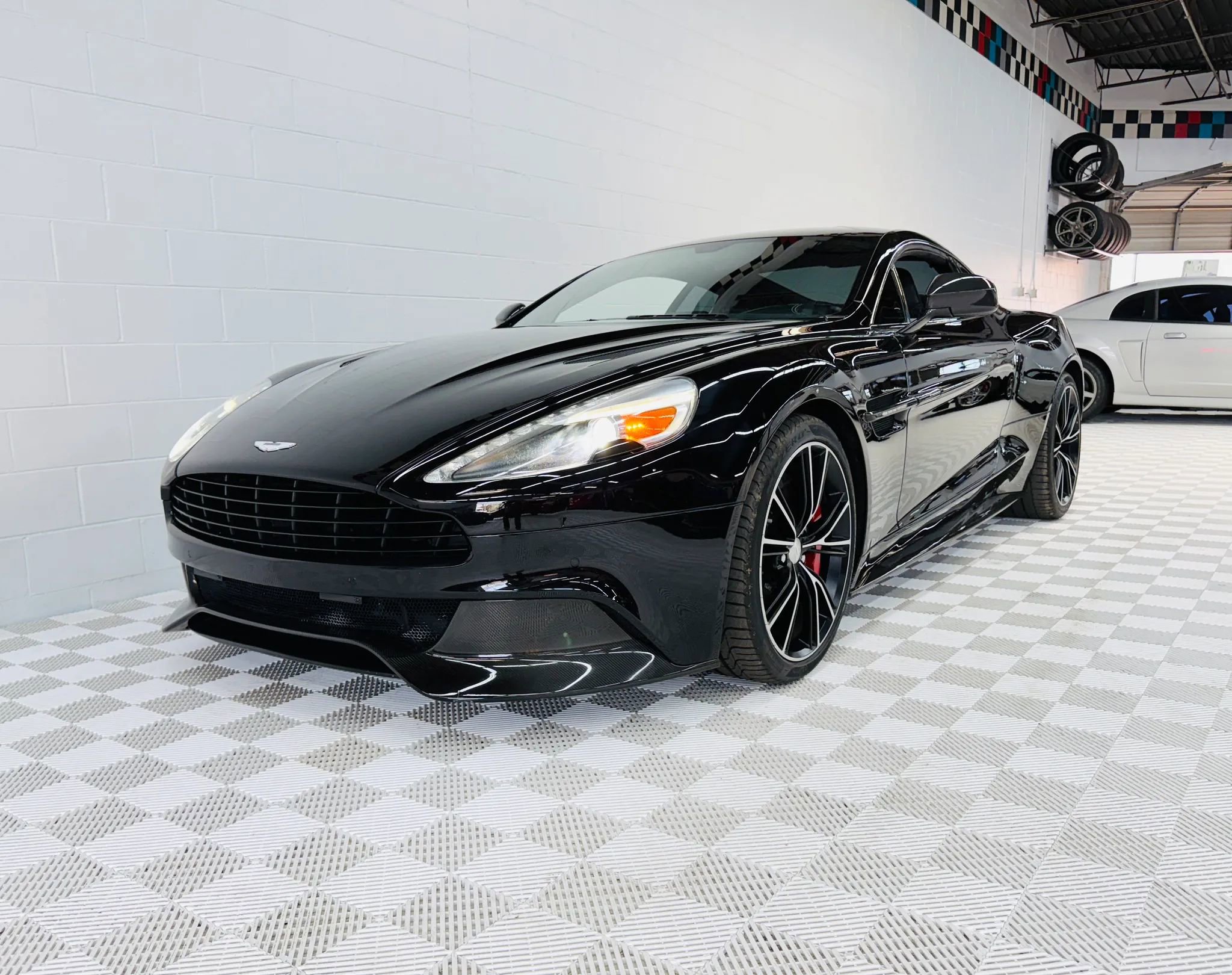 Used 2014 Aston Martin Vanquish Coupe image 2