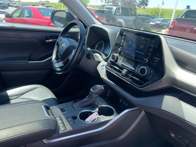 Used 2022 Toyota Highlander XLE AWD/4WD image 5