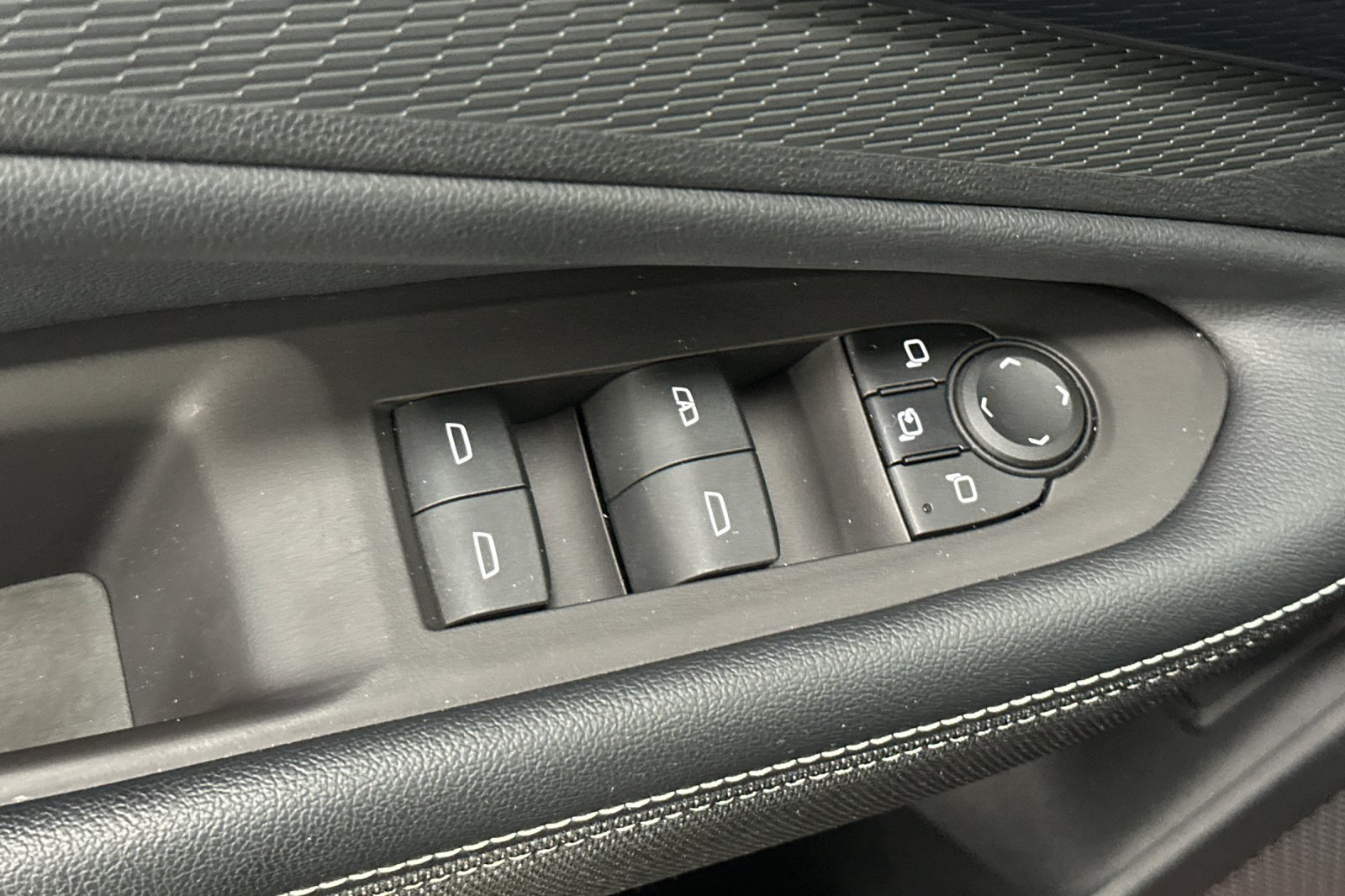 Used 2024 Chevrolet Blazer EV LT AWD/4WD image 12