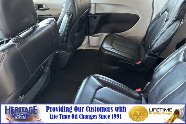 Used 2023 Chrysler Pacifica Touring-L image 12