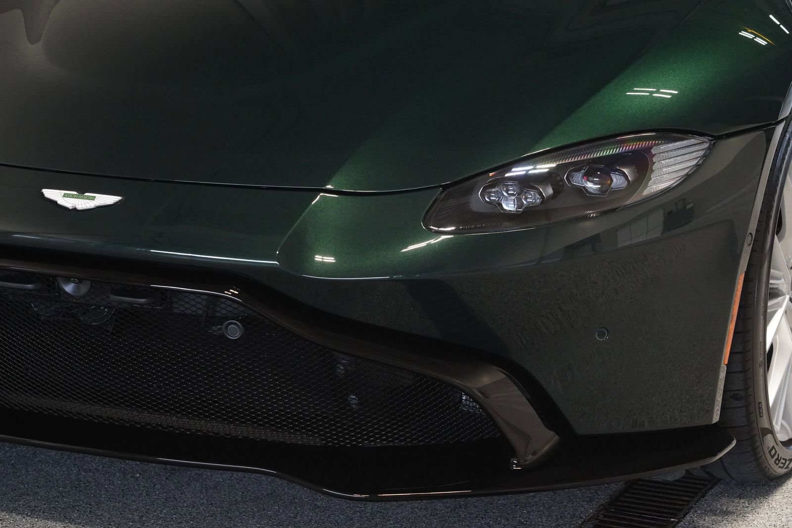 Used 2021 Aston Martin V8 Vantage Roadster RWD image 9