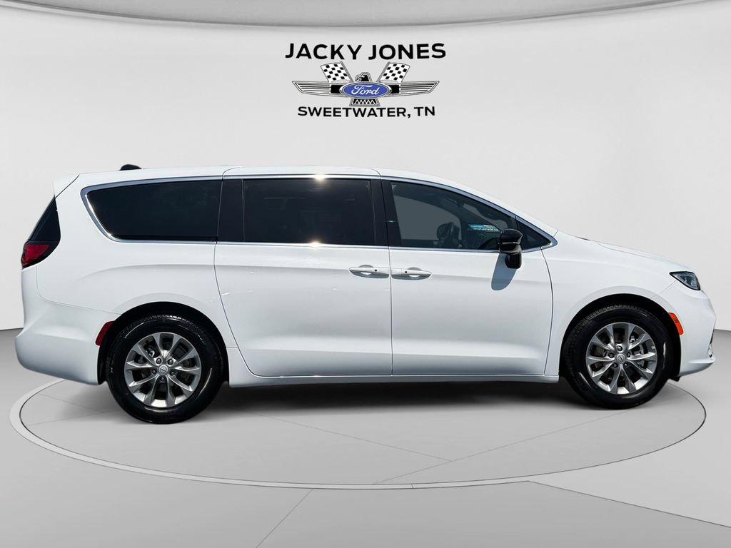 Used 2026 Chrysler Pacifica Limited FWD image 6