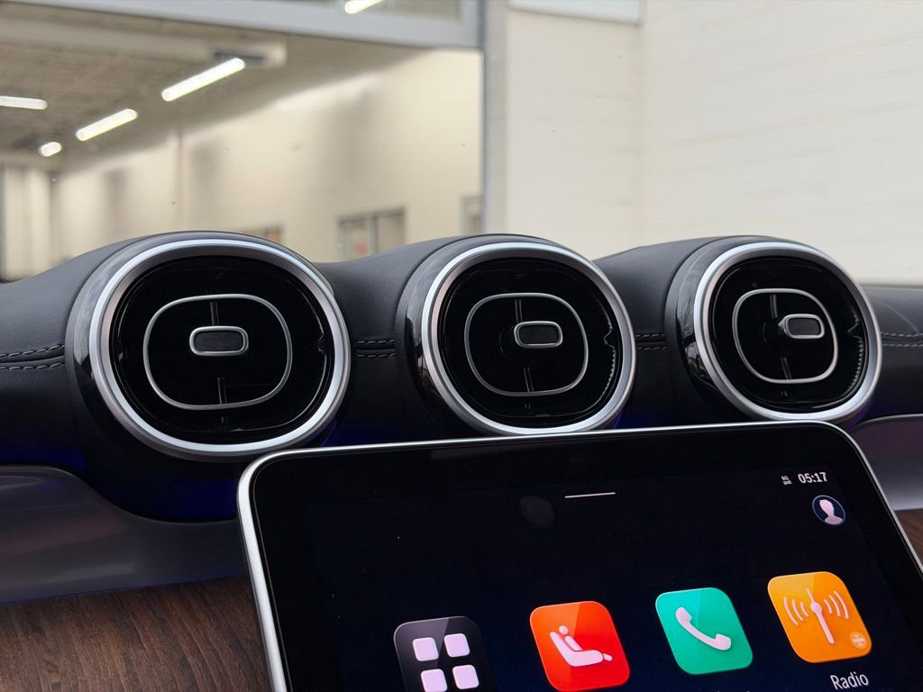 Used 2025 Mercedes-Benz GLC 300 4MATIC image 29