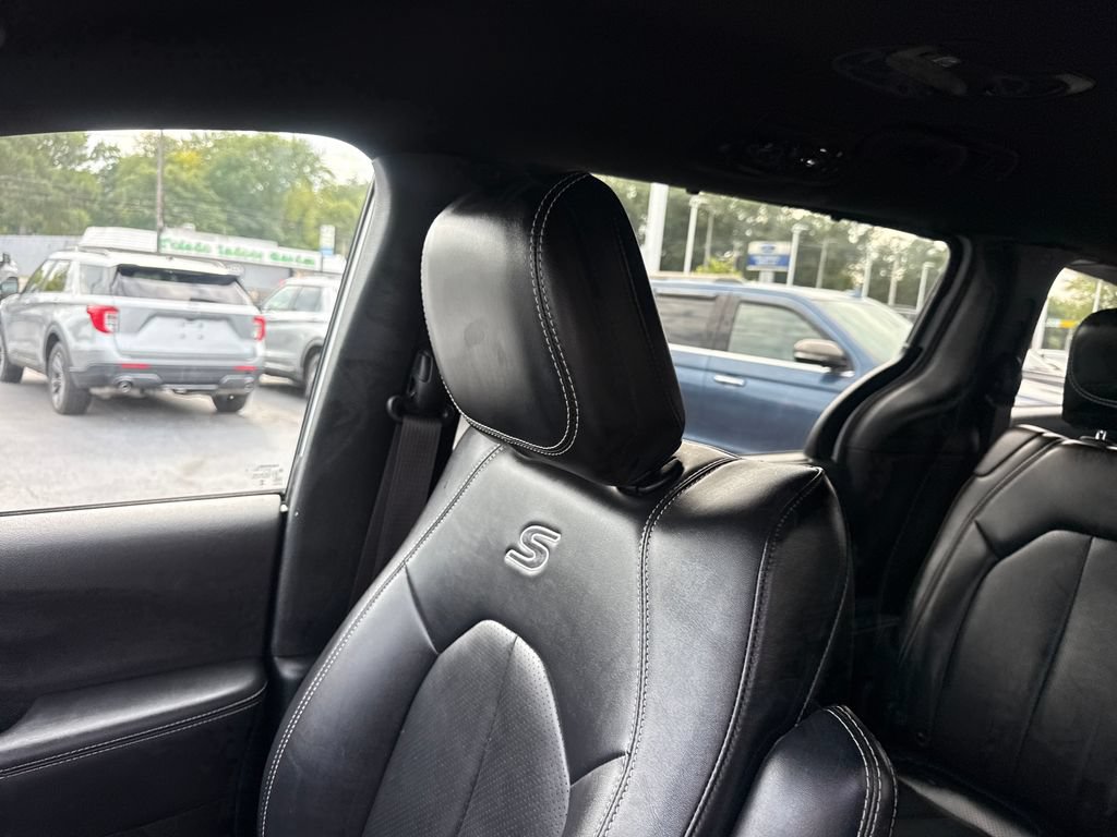 Used 2024 Chrysler Pacifica Touring-L w/ S Appearance Package AWD/4WD image 40