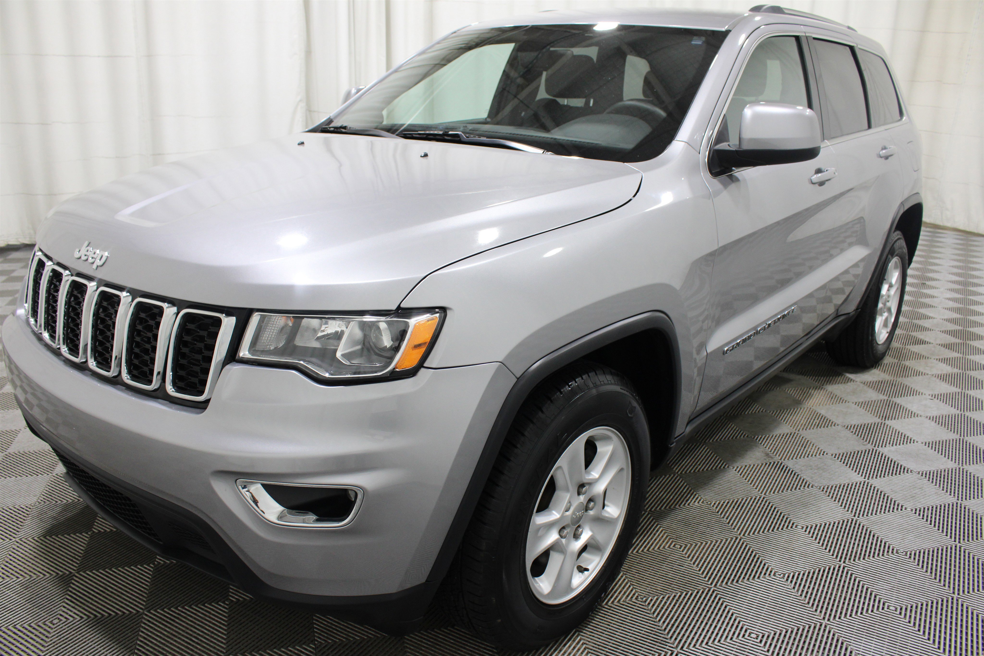 Used 2017 Jeep Grand Cherokee Laredo w/ Quick Order Package 23E AWD/4WD image 32