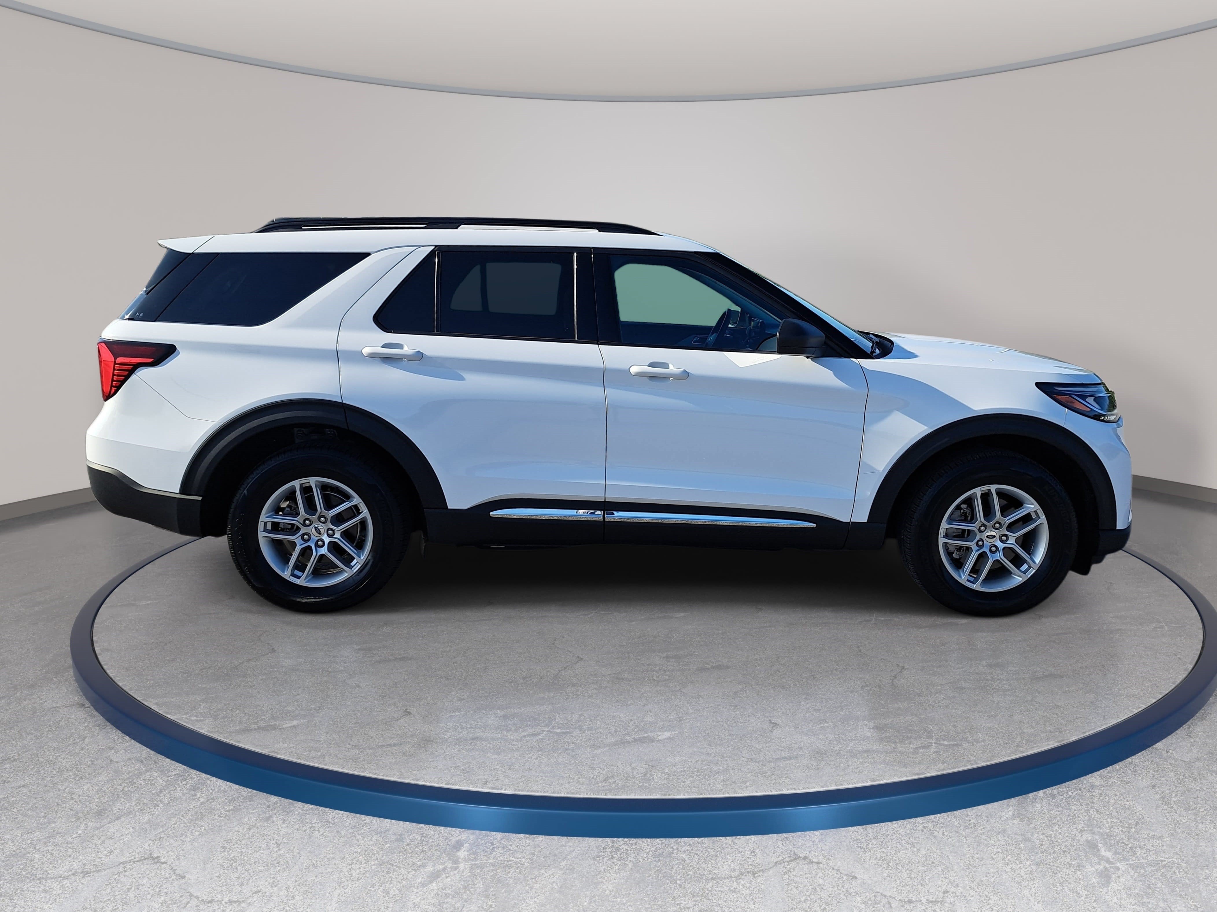 Used 2025 Ford Explorer Active AWD/4WD image 4