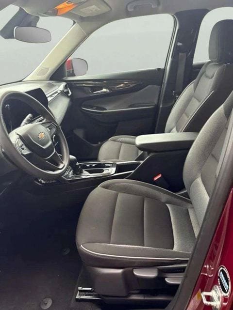 Used 2025 Chevrolet TrailBlazer LT AWD/4WD image 9