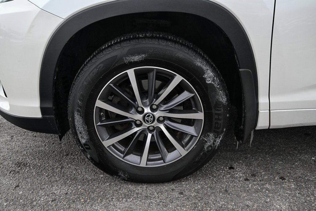 Used 2017 Toyota Highlander XLE image 12