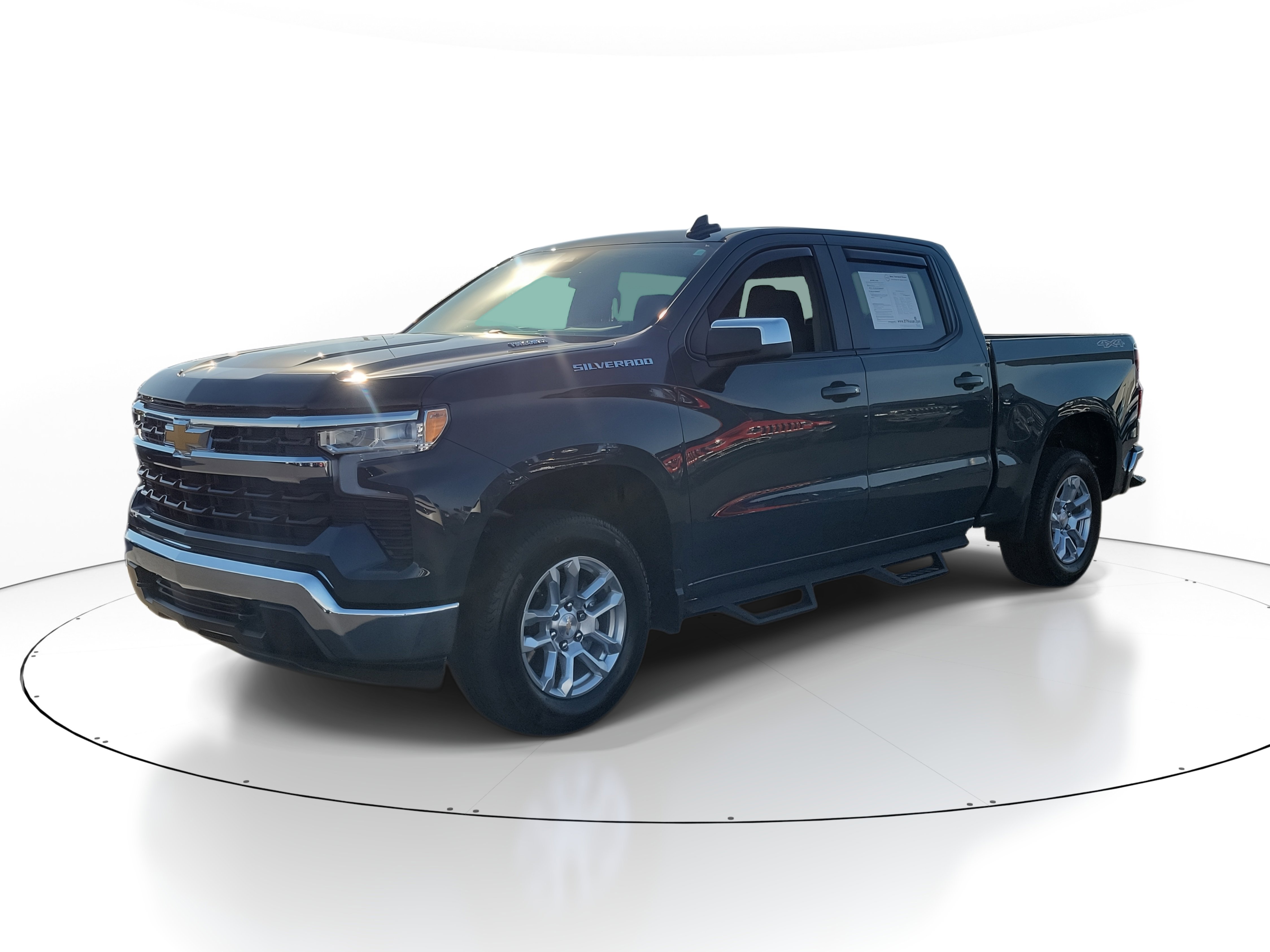 Used 2025 Chevrolet Silverado 1500 LT image 2