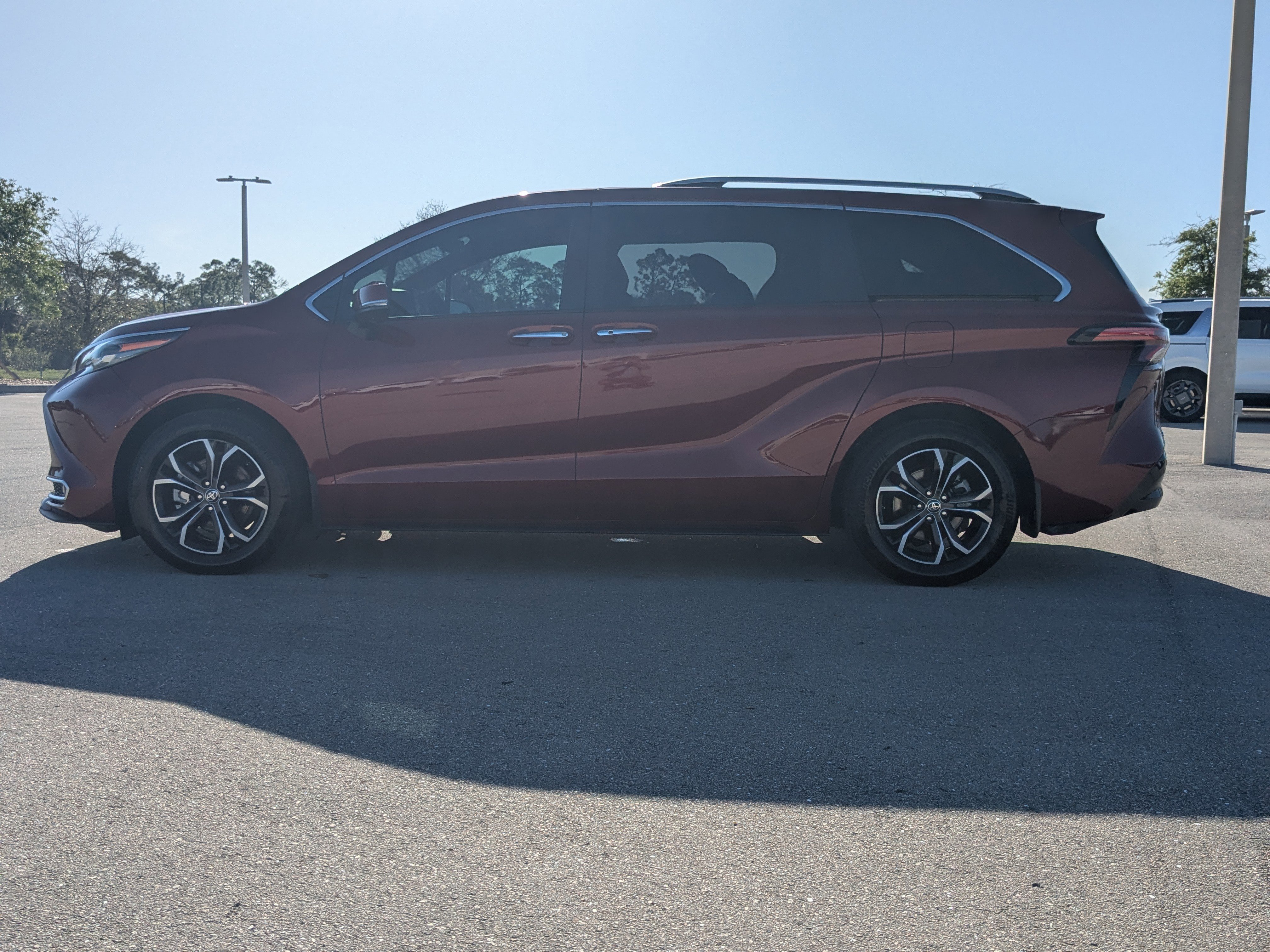 Used 2025 Toyota Sienna Platinum image 8