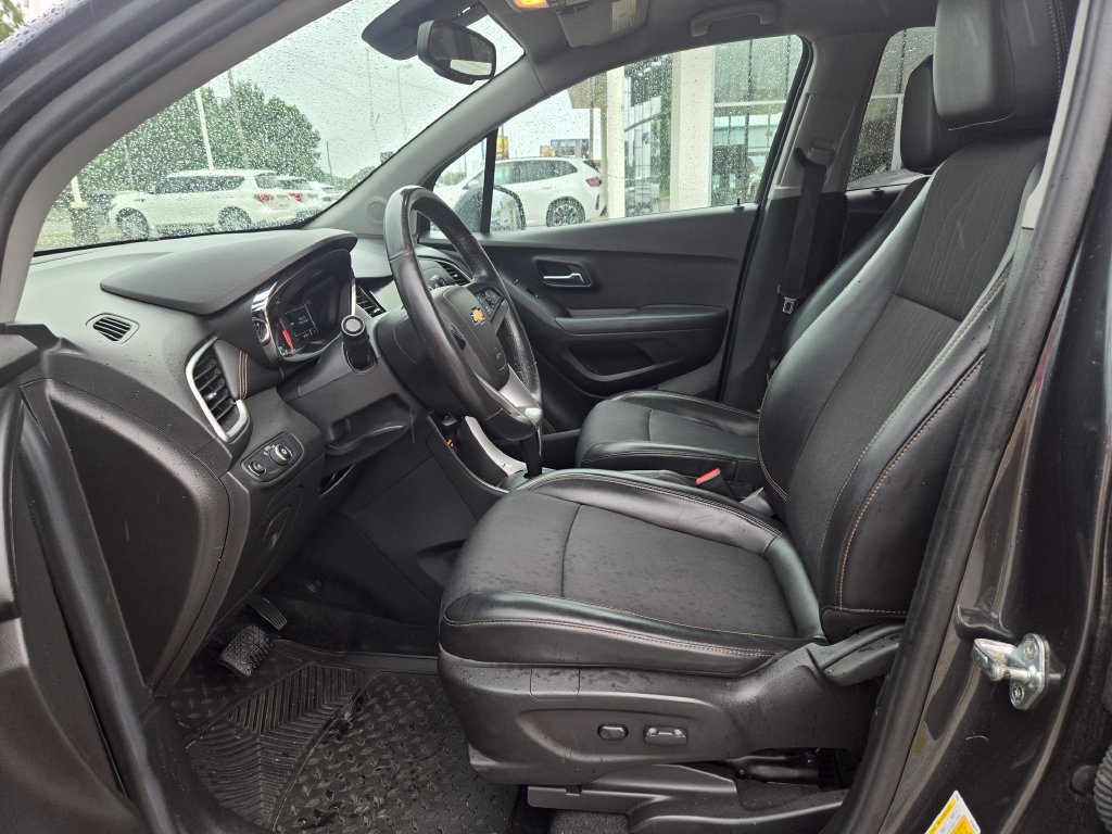 Used 2017 Chevrolet Trax LT w/ LT Convenience Package FWD image 9