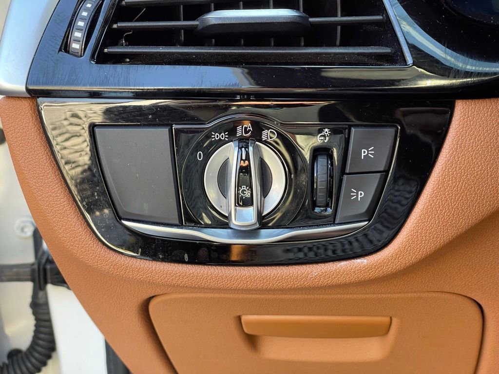 Used 2023 BMW M550i xDrive w/ Dynamic Handling Package image 12