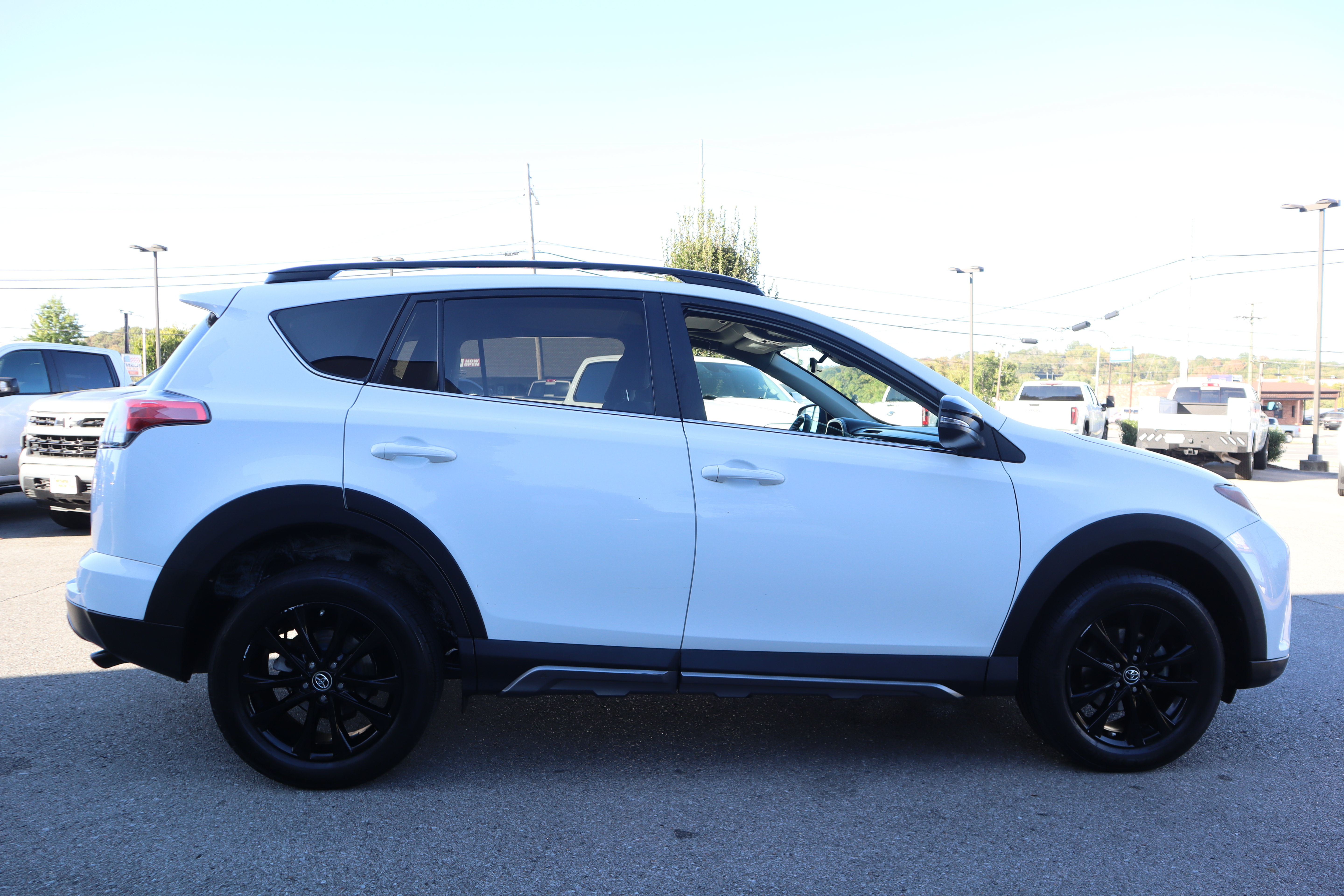 Used 2018 Toyota RAV4 XLE AWD/4WD image 6