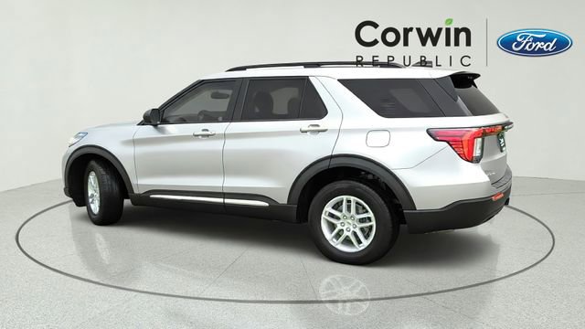 Used 2025 Ford Explorer Active AWD/4WD image 3
