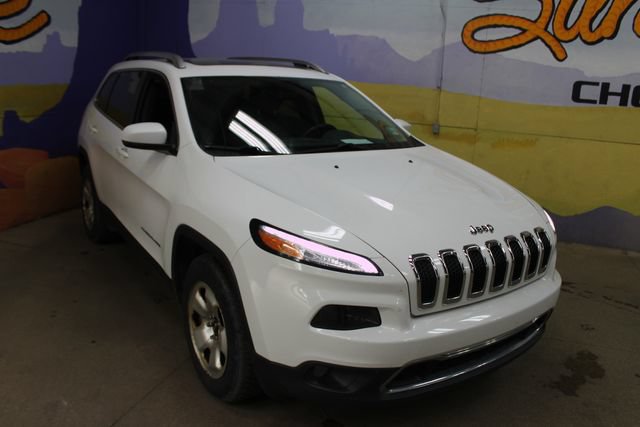 Used 2017 Jeep Cherokee Limited w/ Luxury Group AWD/4WD image 2