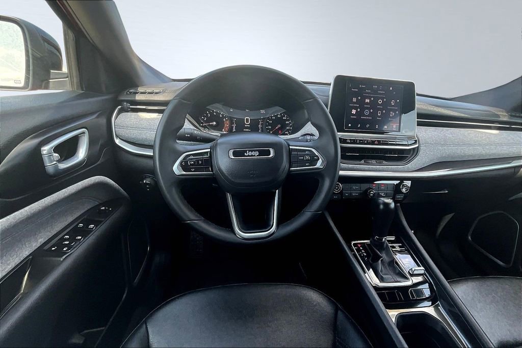 Used 2025 Jeep Compass Latitude image 9