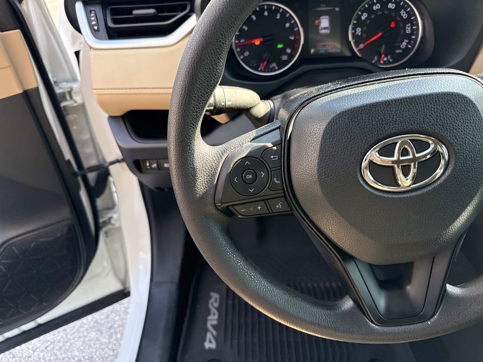 Used 2021 Toyota RAV4 XLE w/ Convenience Package image 28