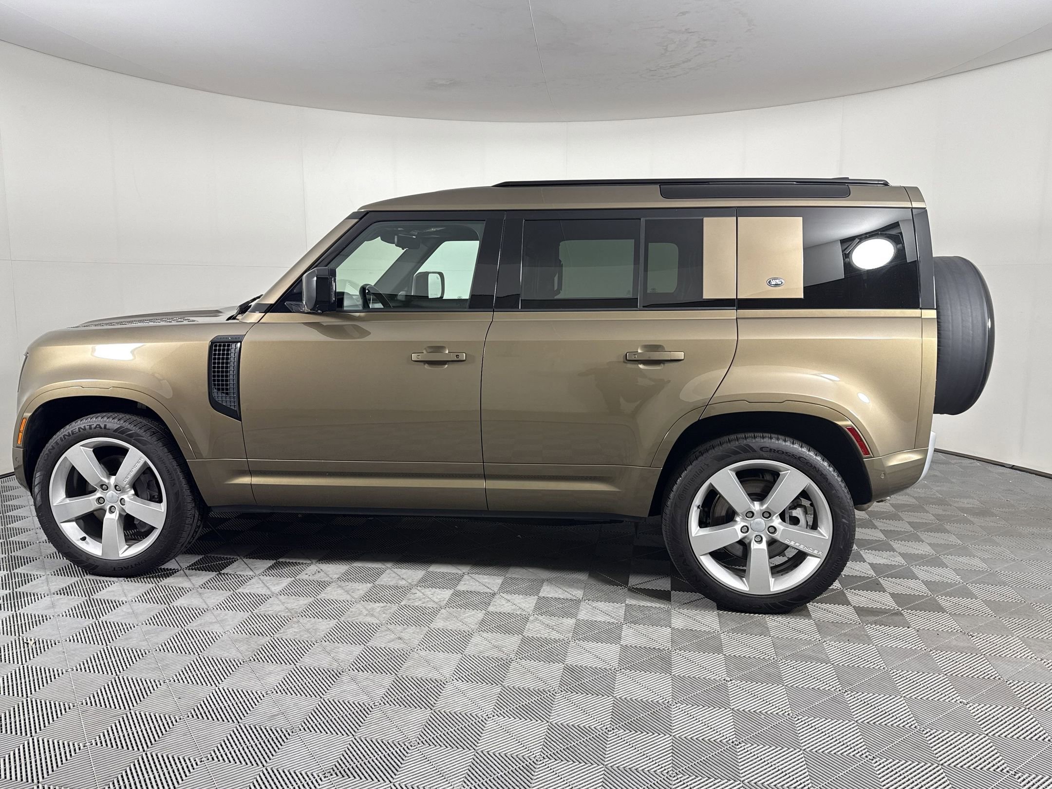 Certified 2022 Land Rover Defender 110 XS Edition AWD/4WD image 2