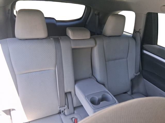Used 2019 Toyota Highlander LE w/ Carpet Mat Package (TMS) AWD/4WD image 18