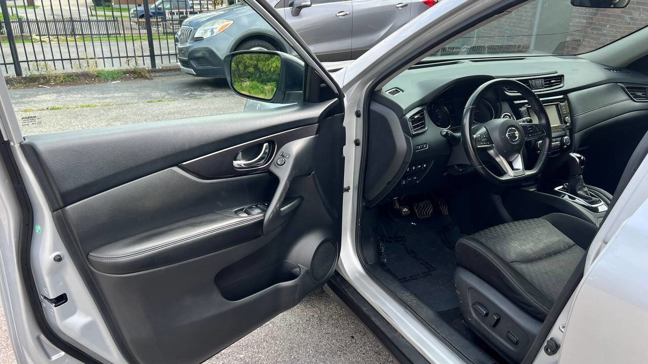 Used 2019 Nissan Rogue SV w/ Sun & Sound Touring Package image 13