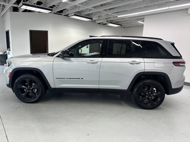 Used 2023 Jeep Grand Cherokee Altitude AWD/4WD image 7