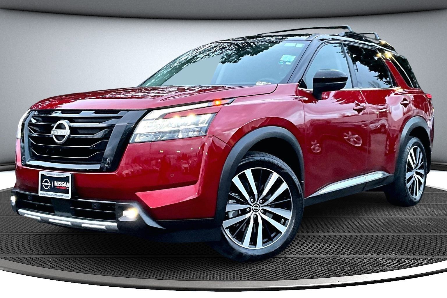 Used 2023 Nissan Pathfinder Platinum image 3