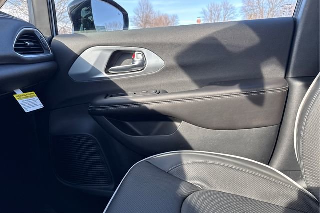 New 2026 Chrysler Pacifica Limited w/ Uconnect Theater Family Group image 20