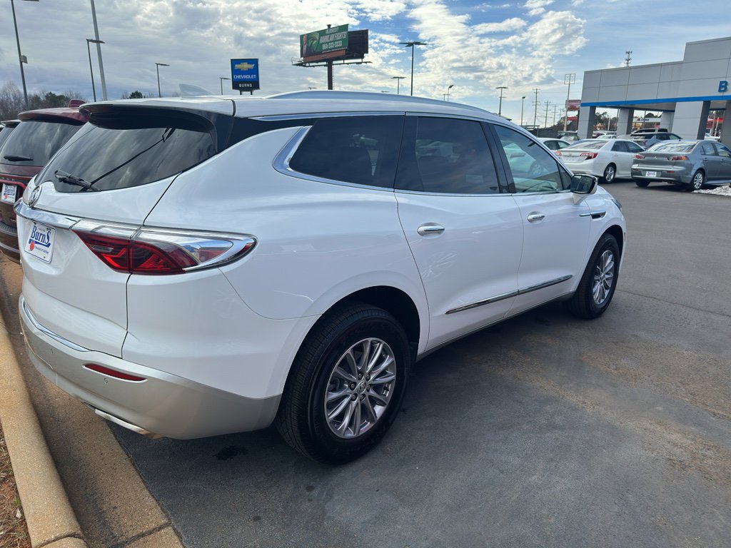 Used 2023 Buick Enclave Essence image 6