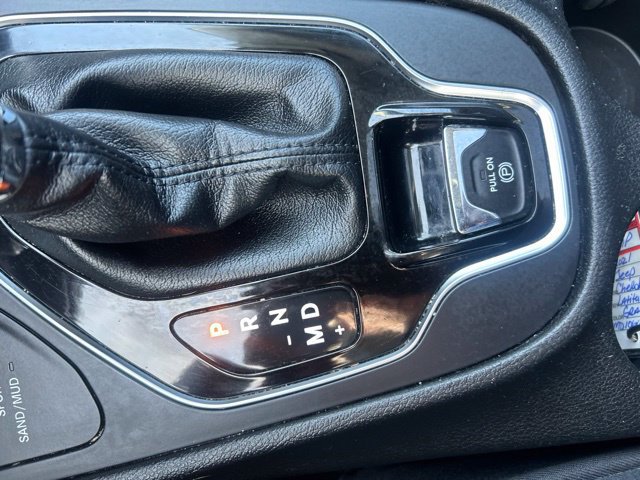 Used 2021 Jeep Cherokee Latitude Lux w/ Sun & Sound Group AWD/4WD image 32