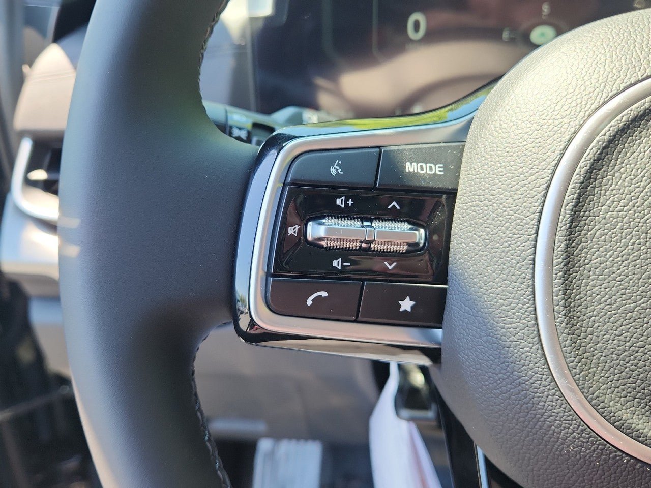 New 2026 Kia Carnival SX w/ SX Dark Edition Package FWD image 25