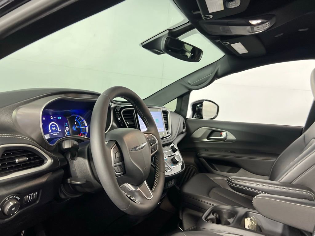Used 2025 Chrysler Pacifica Select image 24