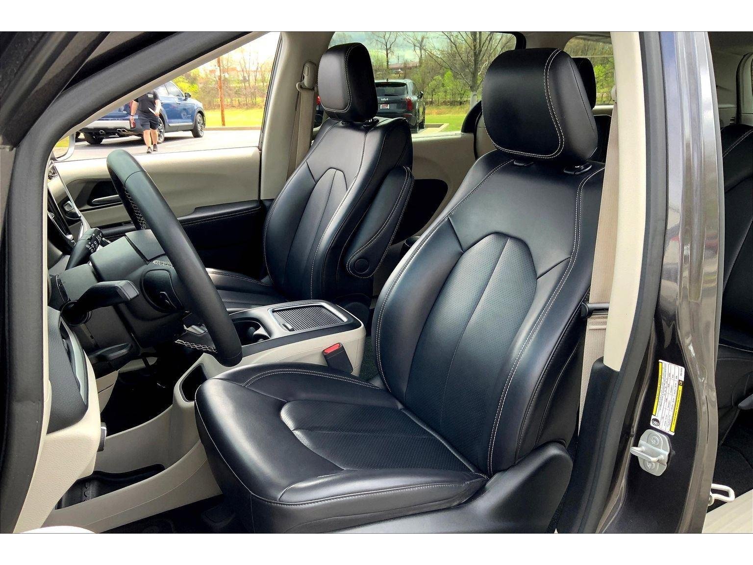 Used 2023 Chrysler Pacifica Touring-L image 22