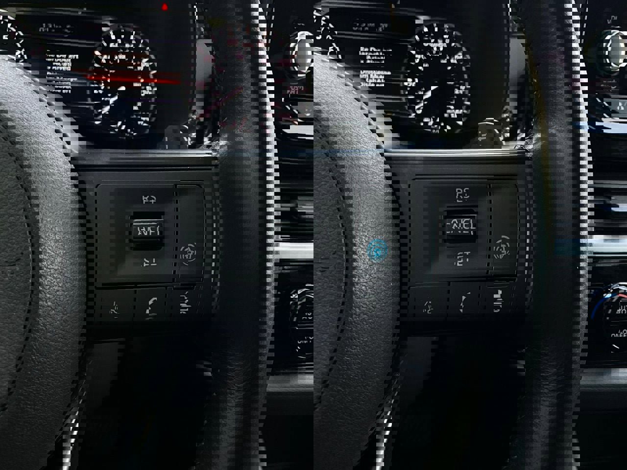 Used 2024 Nissan Pathfinder SV image 36