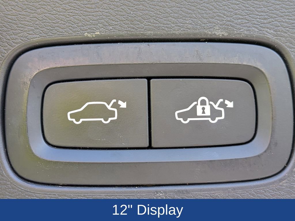 Used 2018 Volvo XC60 T5 Momentum w/ Vision Package image 14