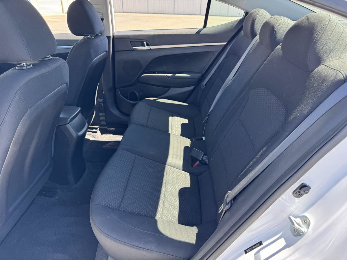 Used 2019 Hyundai Elantra SE w/ Cargo Package FWD image 17