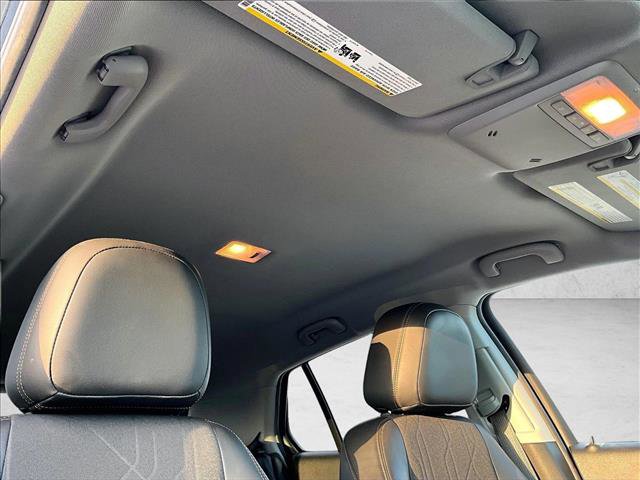 Used 2022 Chevrolet Trax LT w/ Midnight Edition image 17