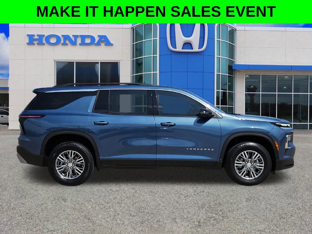 Used 2025 Chevrolet Traverse LT w/ Driver Confidence Package FWD image 2